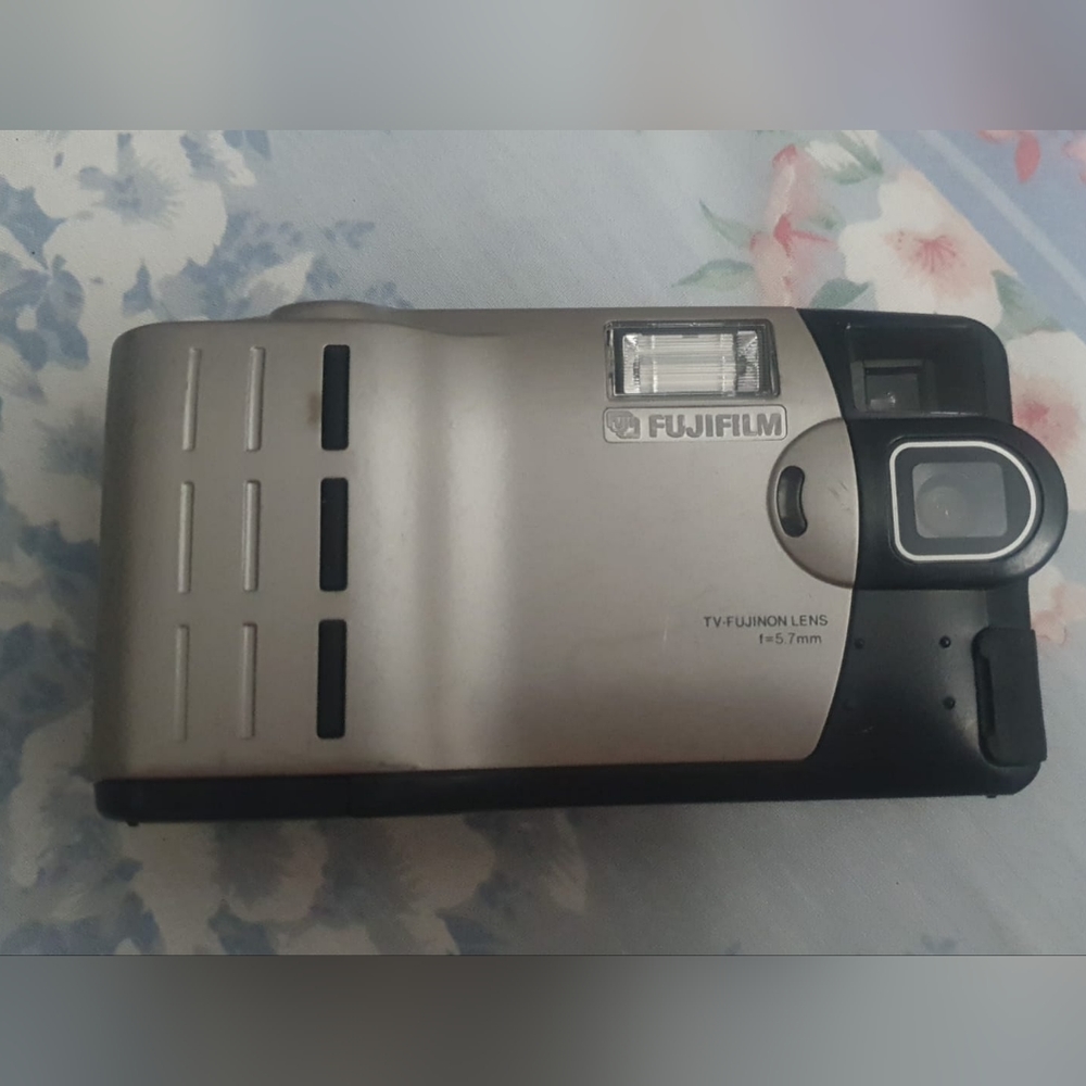 Fujifilm DX-7 - Vintage Retro Digital Camera (working)